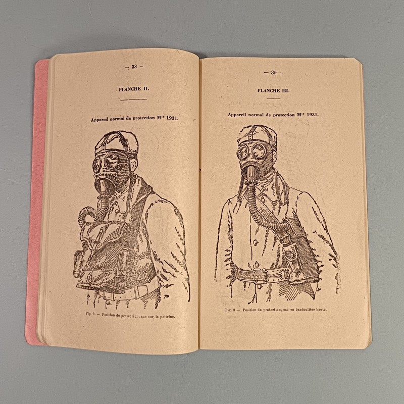 ENSEMBLE DE 2 MANUEL D'INSTRUCTION PROTECTION CONTRE LES GAZ DE COMBAT DATES 1937 TAMPONNES DU 1 er RTM